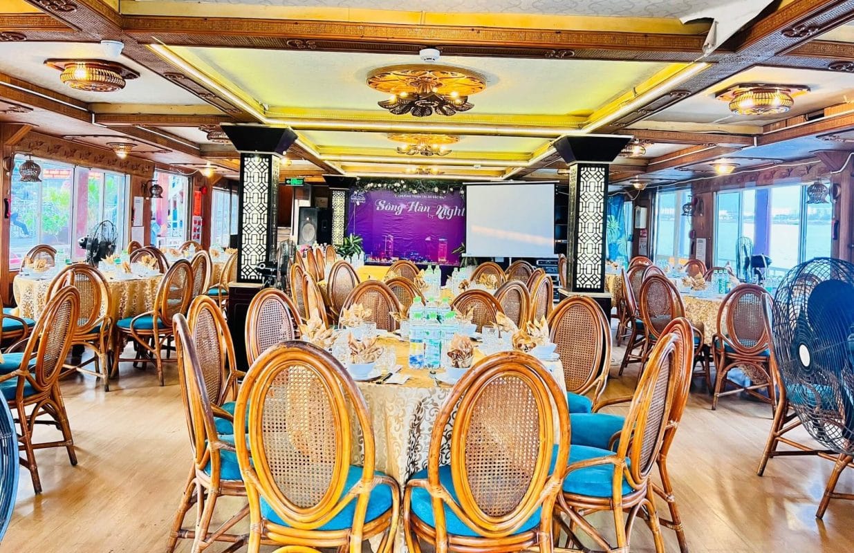 Ăn Tối Trên Sông Hàn